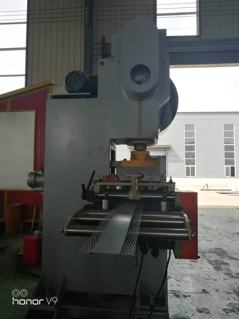 Hot Sale for C U Channel Making Machine - Net type wall angle roll forming machine – Zhongtuo detail pictures